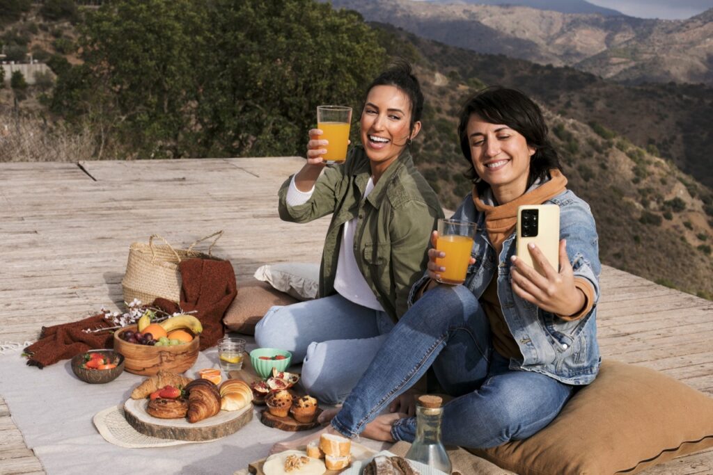 smiley-friends-taking-selfie-full-shot